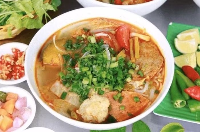 Tô bún chả cá nóng hổi với nước dùng trong và chả cá dai thơm