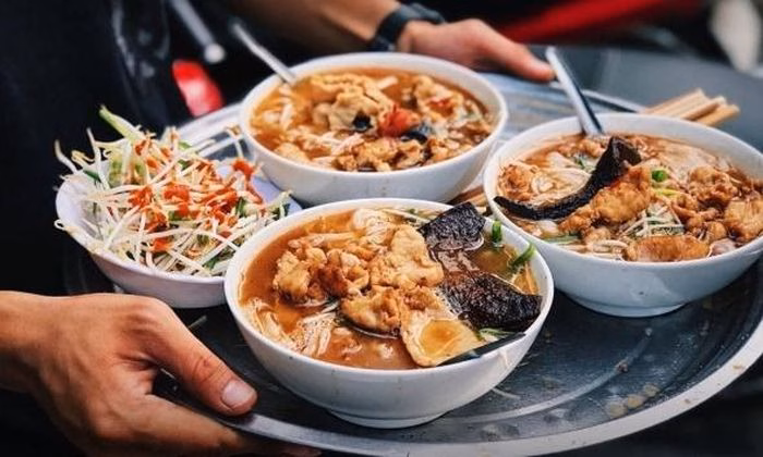 Phở gan cháy gây ấn tượng bởi sự kết hợp hài hòa giữa màu sắc và hương vị đặc trưng.