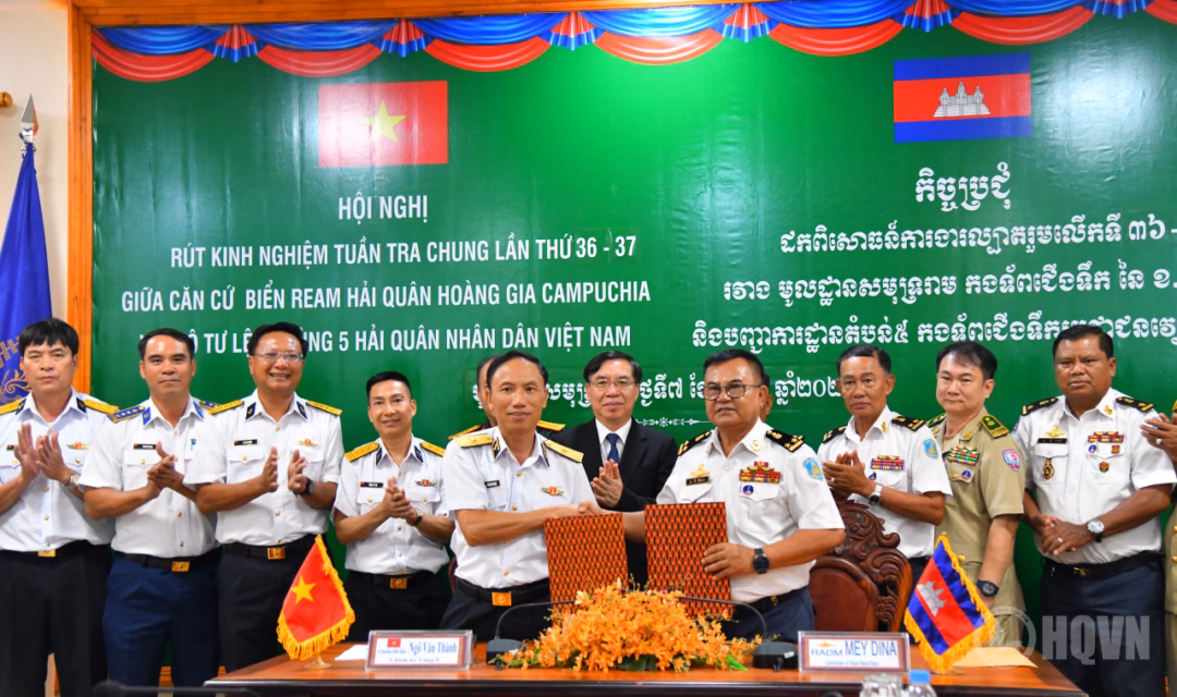Chuẩn Đô đốc Ngô Văn Thành và Phó Đô đốc May Dina trao biên bản ghi nhớ công tác phối hợp hoạt động