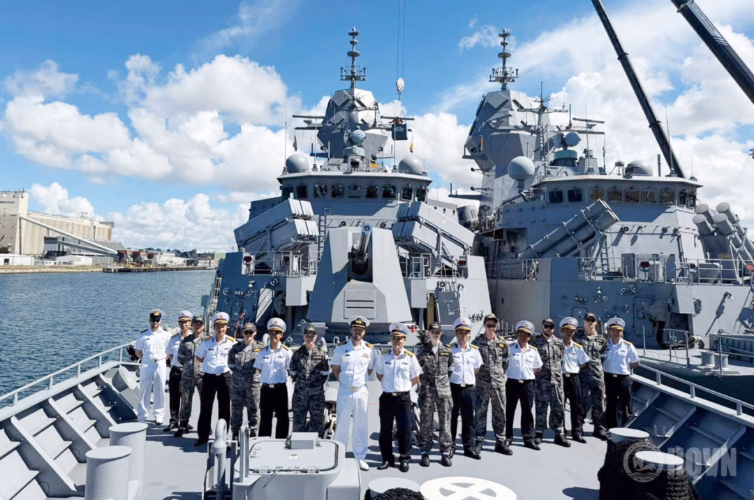 Hoạt động trao đổi chuyên môn giữa sĩ quan Tàu 016 và thủy thủ đoàn tàu HMAS Ballarat của Australia