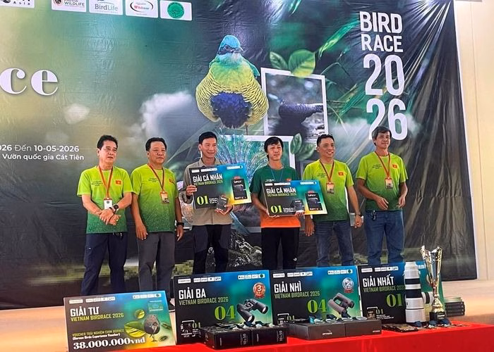 Vinh danh những cá nhân có đóng góp chuyên môn cao trong việc ghi nhận các loài chim quý.