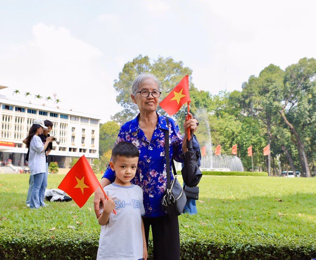 Việc tham quan giúp các em nhỏ tiếp cận kiến thức lịch sử một cách sinh động hơn thay vì chỉ qua sách vở.