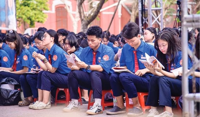 Học sinh chủ động tìm hiểu thông tin tuyển sinh để định hướng tương lai trong bối cảnh công nghệ thay đổi nhanh chóng.