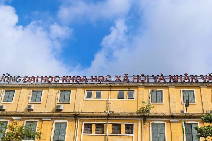 Tuyển sinh 2026: 24 điểm khối C03 nên chọn trường nào ở Hà Nội, TP.HCM?